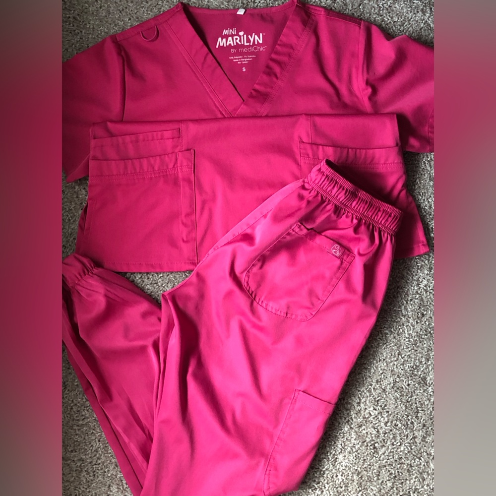 Mini Marilyn hot pink Scrub Set